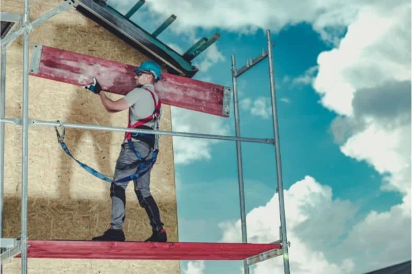 what-is-the-role-of-scaffolder | Fast Labour Hire An image of construction worker erecting the scaffolding