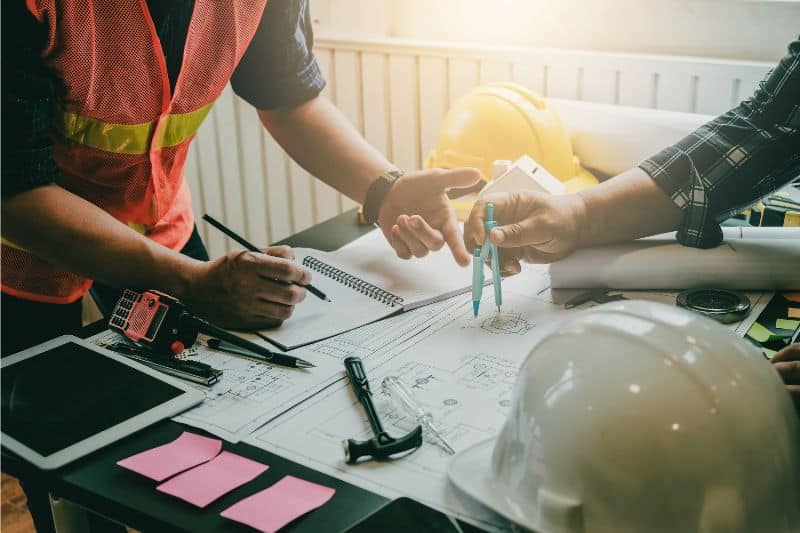 what-are-5-types-of-risk-management | Fast Labour Hire An image about construction risk management and construction workers working on 5 types of risk management