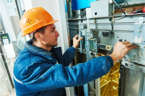a hoist operator working | Fast Labour Hire a hoist operator working